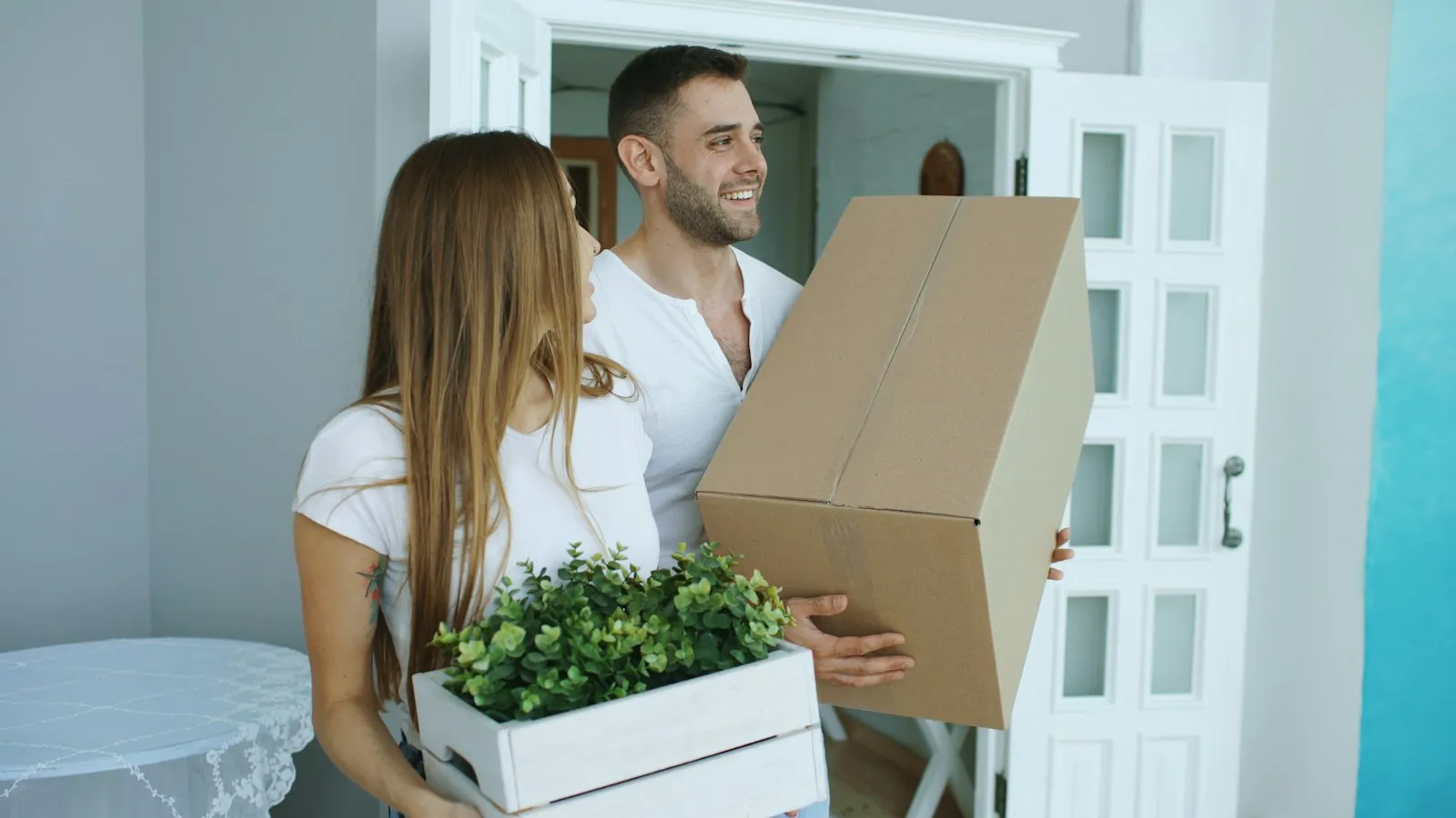 Casal a carregar caixas para a casa nova